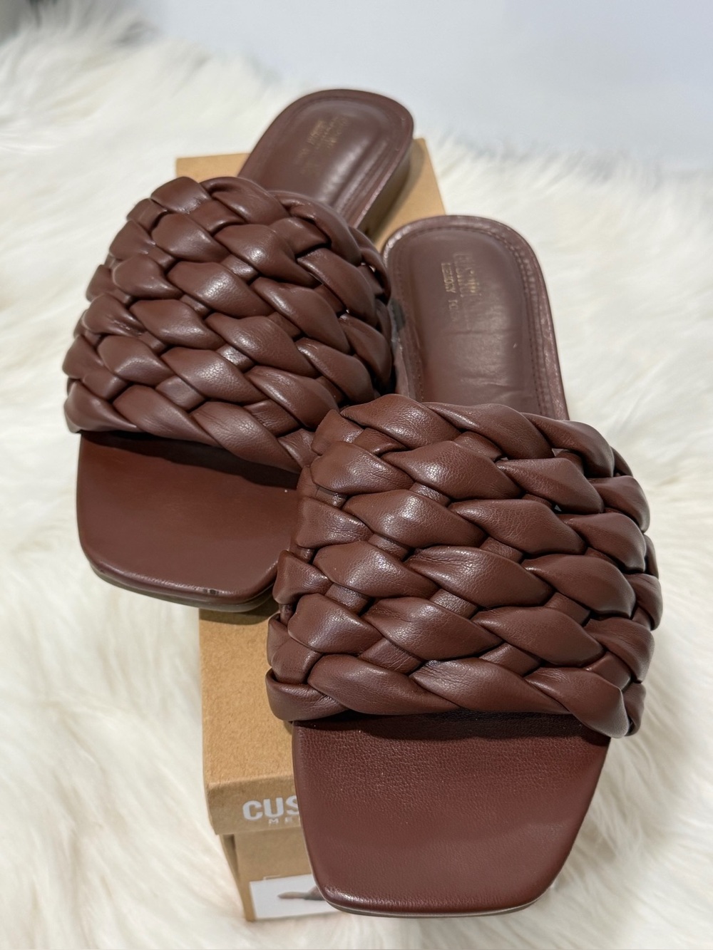 Cushionaire Aramis Brown Woven Slide Sandals - Size 9.5M - Good Condition